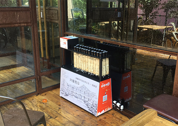 酒吧共享雨伞